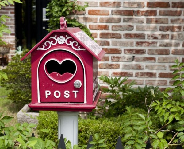 Talonmuotoinen postilaatikko.