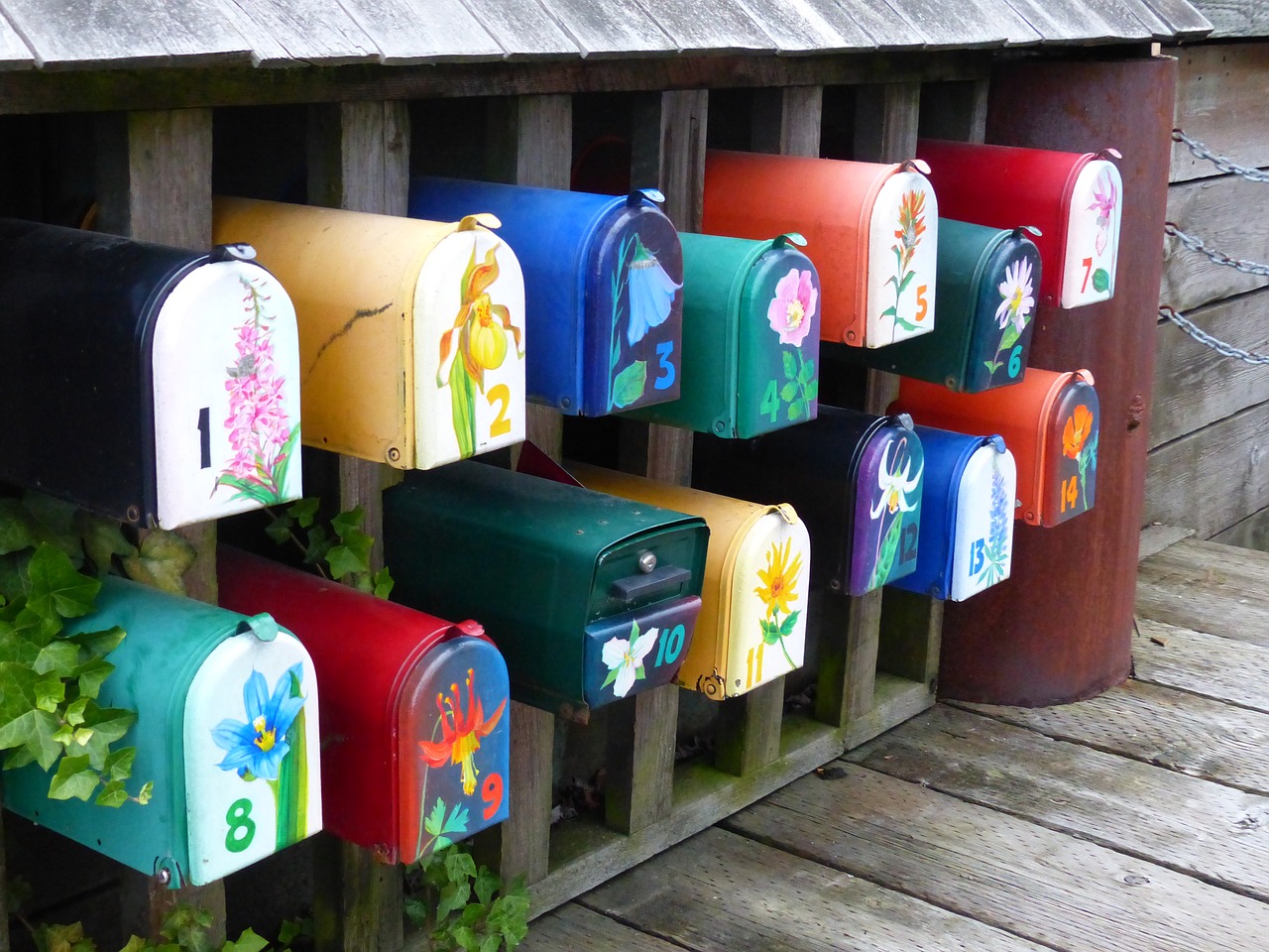Rivi värikkäitä postilaatikoita